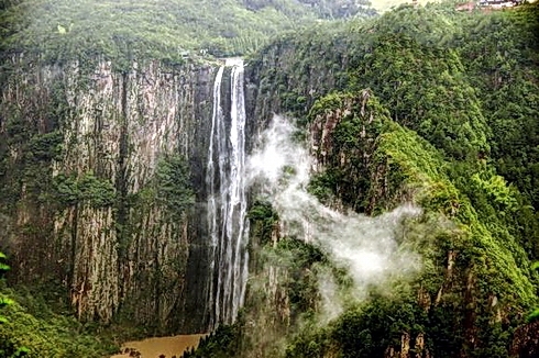 (图:百丈漈风景区一漈瀑布)